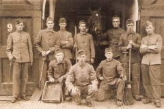 1933-3 Pa rechts_met groep bij Huzaren van Boreel te Deventer