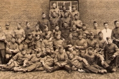 1933-4 Pa midden 2e rij_met groep bij Huzaren van Boreel te Deventer