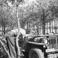 1953_07-zomer-Jo-jeep-leger