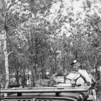 1953_07-zomer-achter-stuur-Jeep