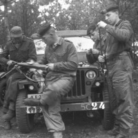 1954-Op-oefening-bij-Hazelunhe-Geweer-schoonmaken