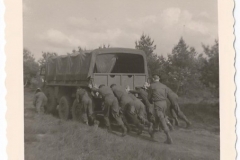 1961   102 RHB eskadron van Alarm Pinksteren  spel DAF duwen