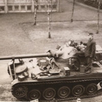 Foto 1968-14 AMX tanks voor het Legeringsgebouw 11 ZVE Oranje k