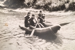 in de opblaasbare boot; van links naar recht  weet ik niet meer, Jan Rombout, Peter Tilburgs